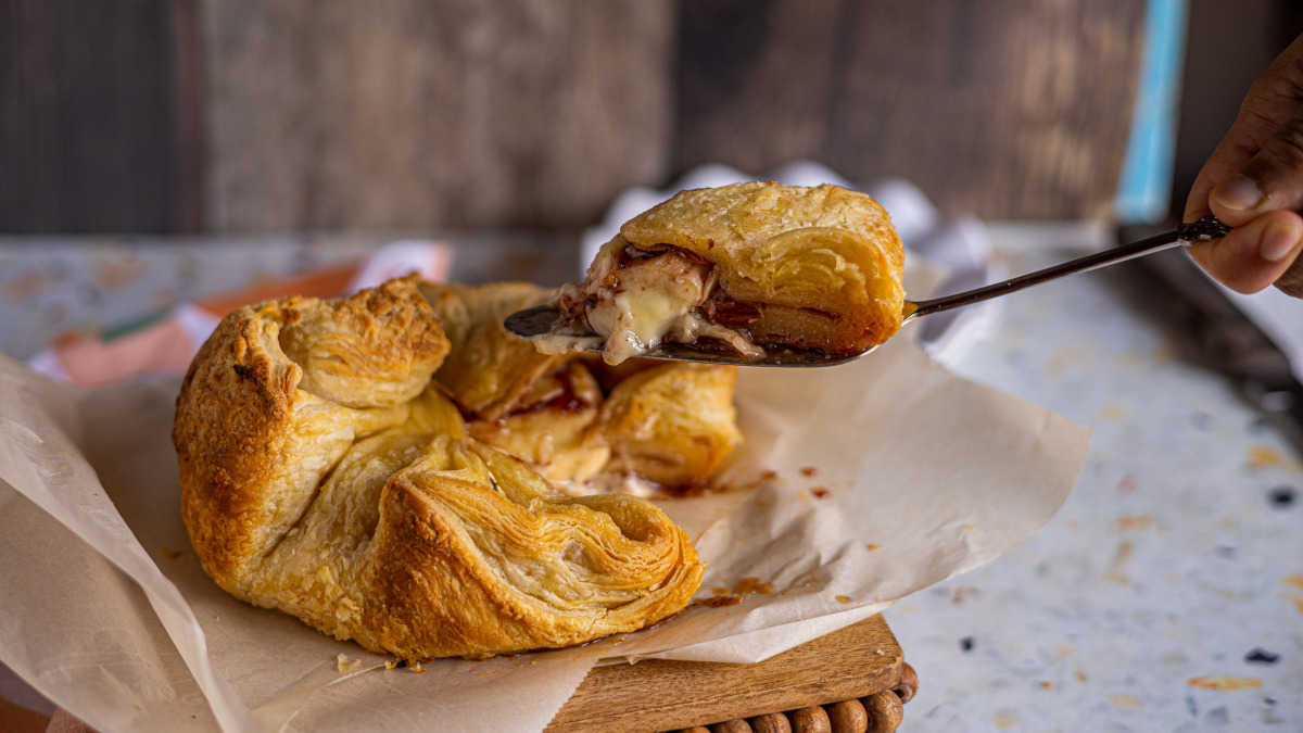 Baked Brie in Puff Pastry With Apricot or Raspberry Preserves Recipe
